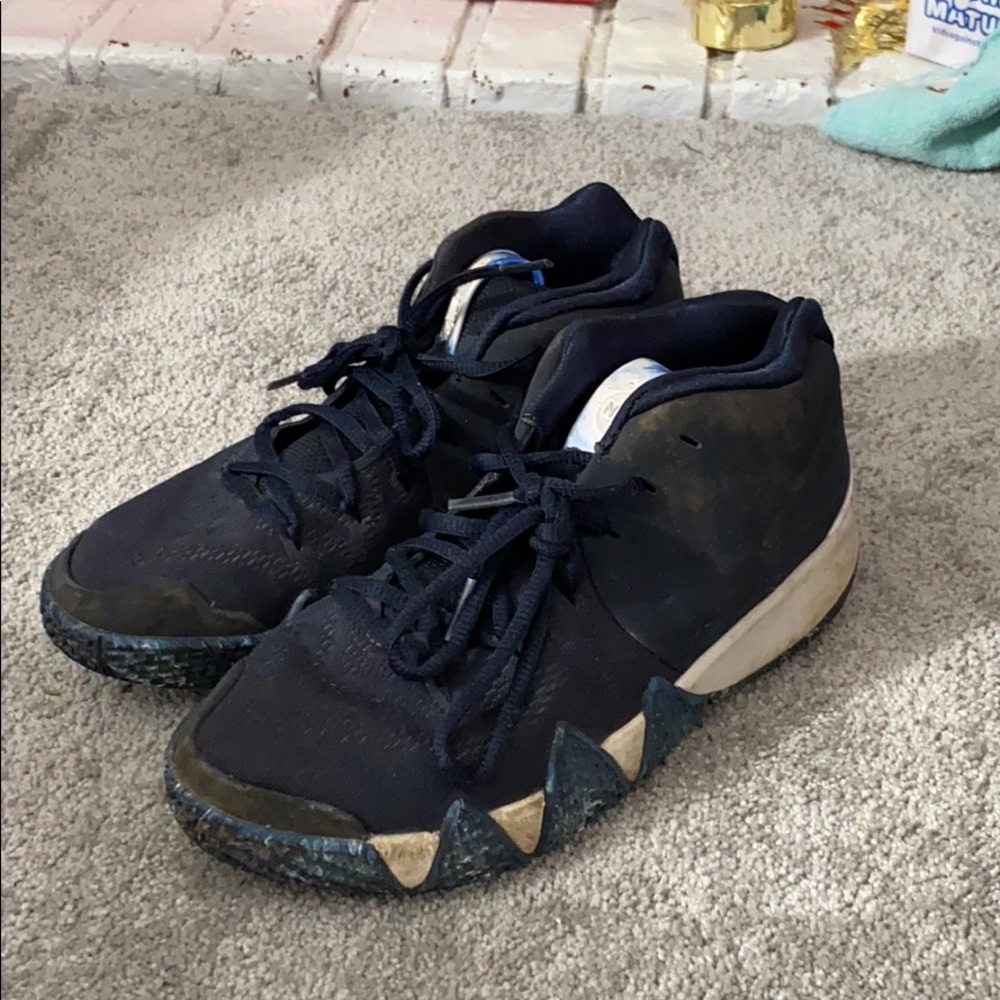 Boys Nike kyrie size 5.5